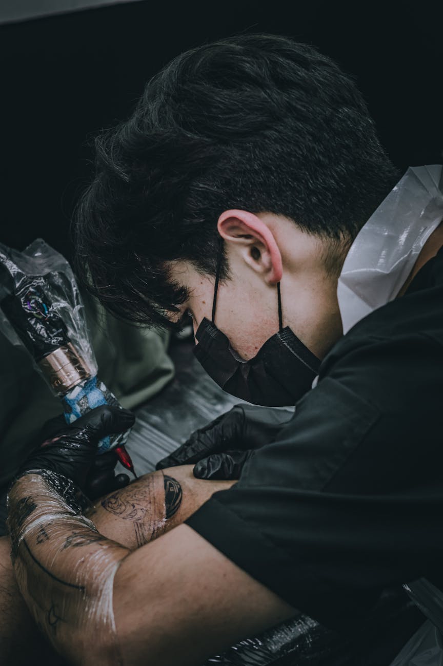 Artista tatuador trabajando